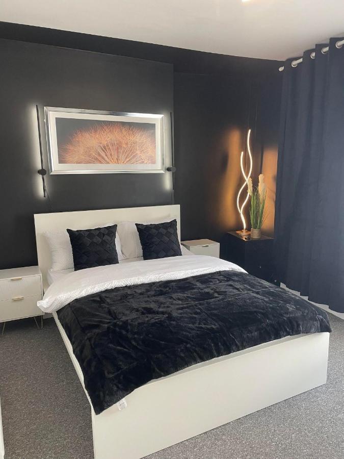 Flat 1 Appartement Lampeter Buitenkant foto