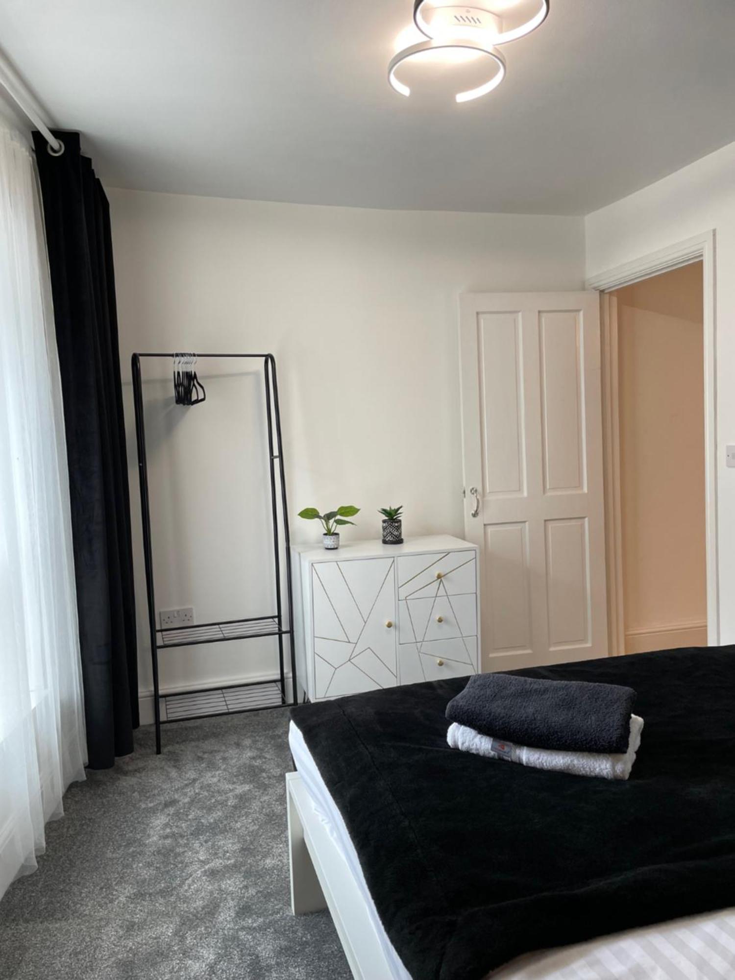 Flat 1 Appartement Lampeter Buitenkant foto